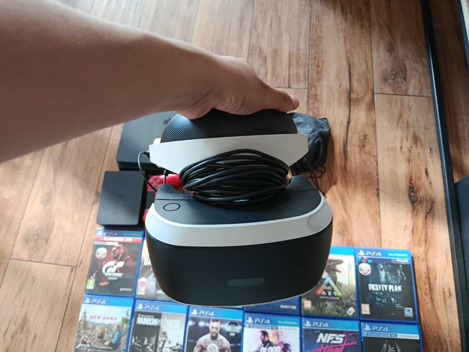 Konsola PS4 z goglami VR