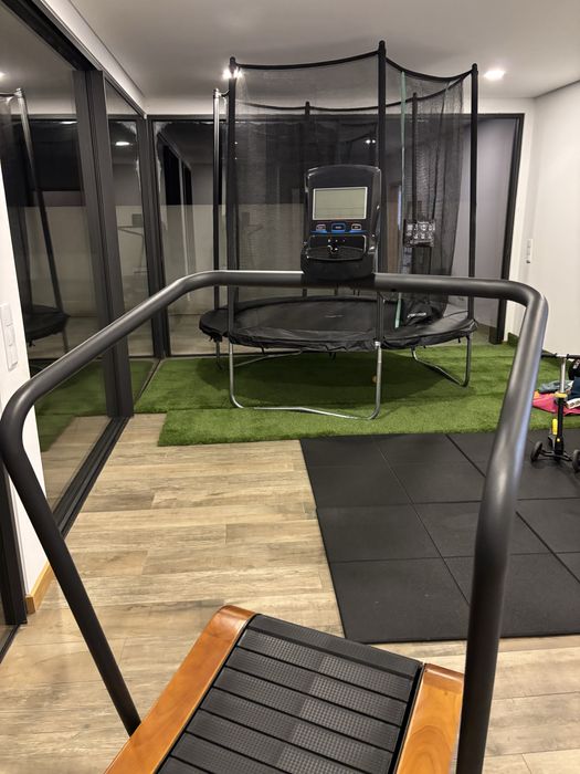 Passadeira corrida curva - acabamentos em madeira