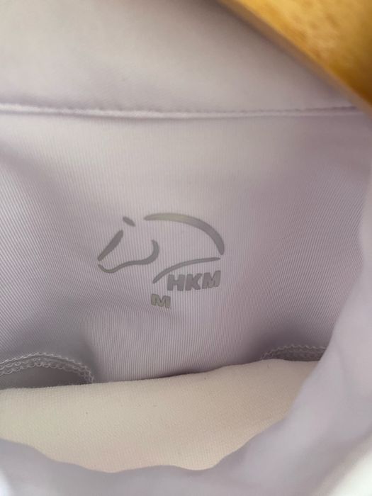 Polo branco de equitação
