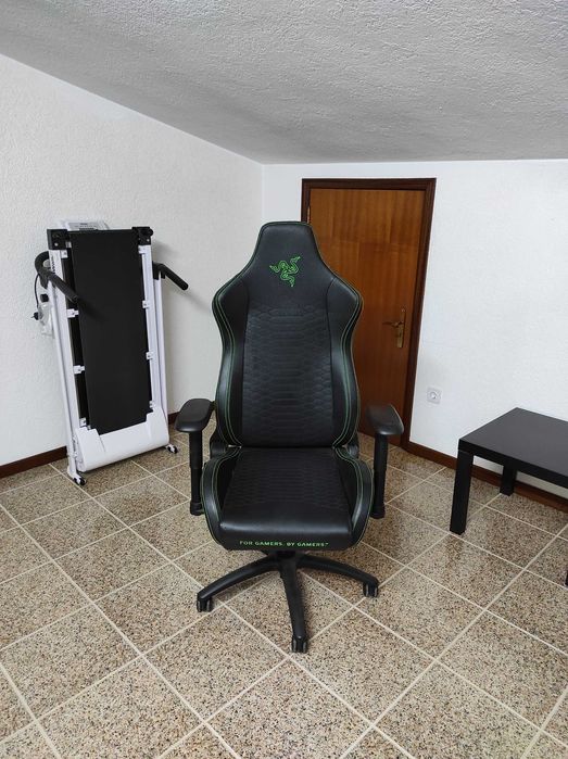 Cadeira de game preta com detalhes verdes