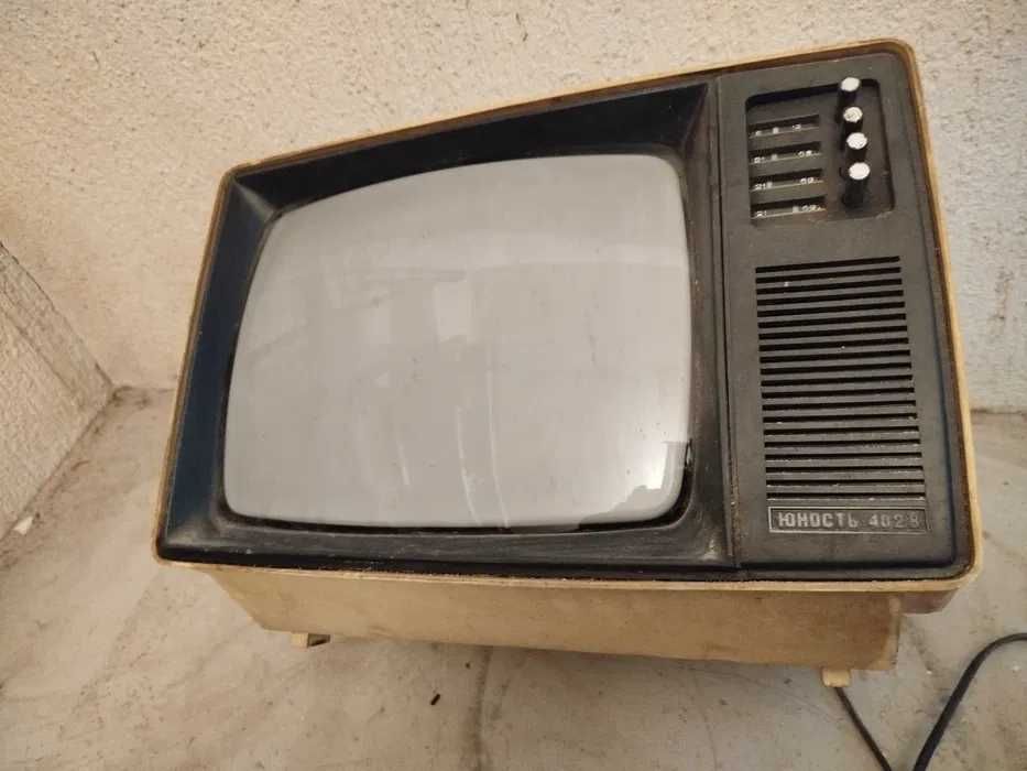 Telewizor przenośny Junost 402WS PRL stan nieznany na części