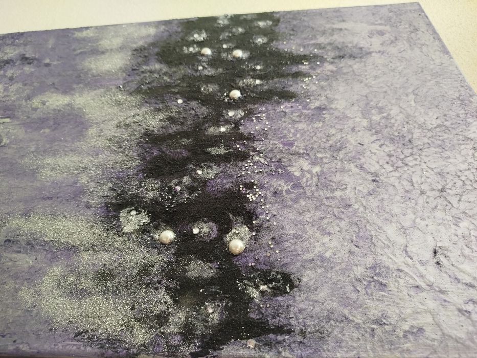 Tela pintada a mão.