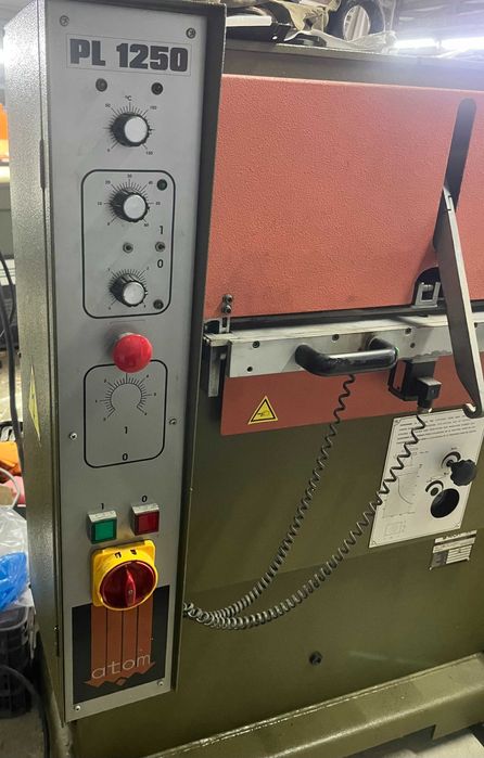 Máquina ATOM PL1250 de estampagem/gravagem em peles e sintéticos