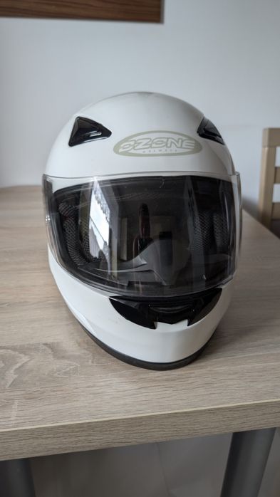 Kask motocyklowy szczękowy.