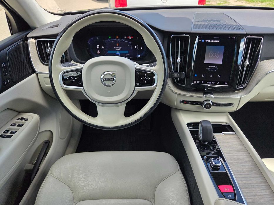VOLVO XC60 B5 250KM Mild-Hybrid Bright Theme