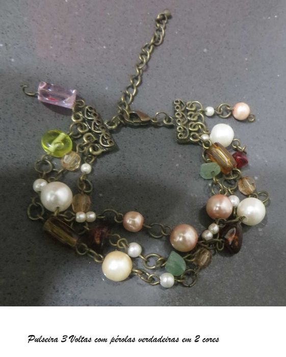 Pulseira malha bronze e pedras em vidro e pérolas, com 4 voltas