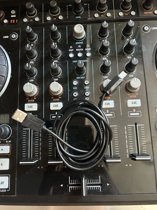 Traktor Kontrol S4 Mk2 + caixa de transporte