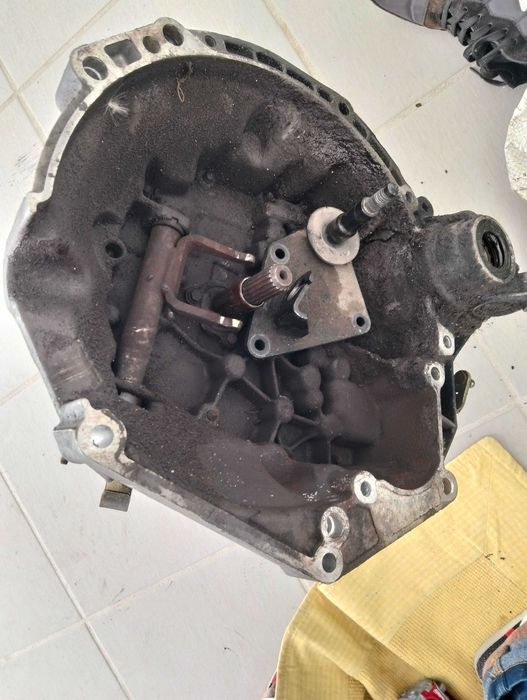 Vendo uma caixa de velocidade de um Peugeot 206 se, a gasolina, segunda mão