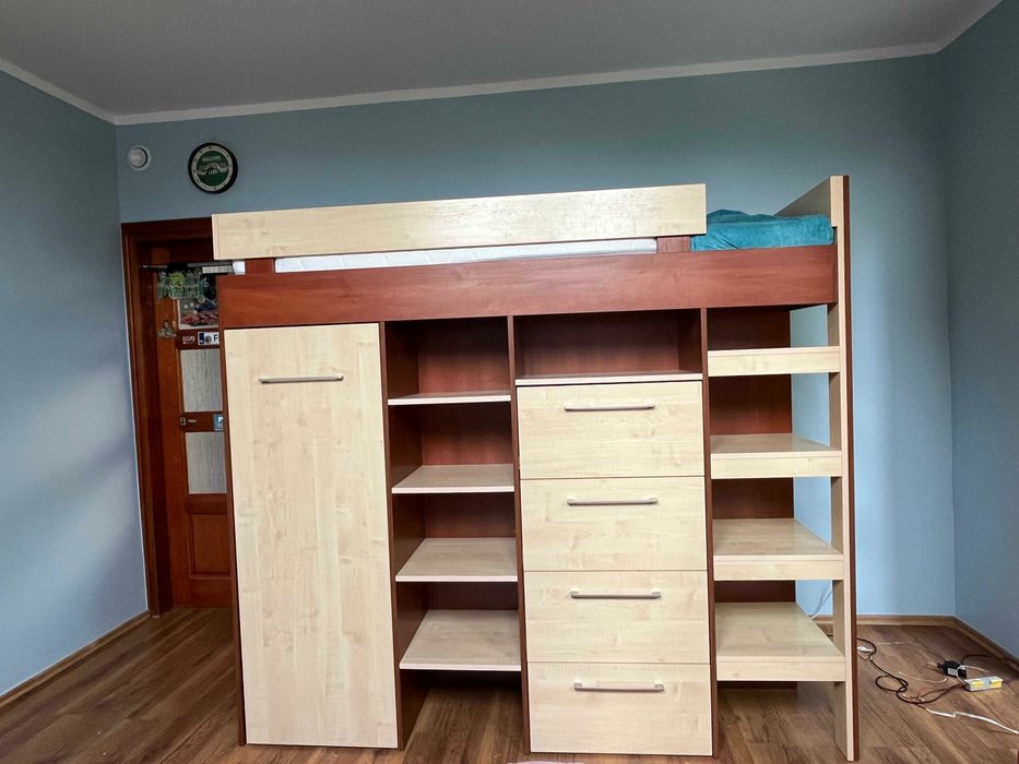 antresola z miejscem na spanie i szufladami