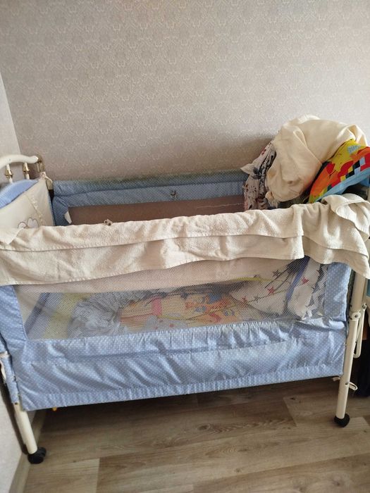 Продаю дитячу кроватку ,розкладується ,з люлькою