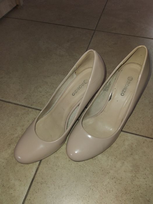 Бежеві жіночі туфлі.