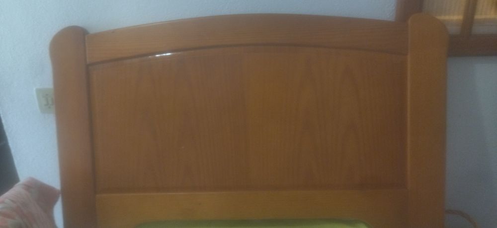 Cama solteiro  em pinho mel