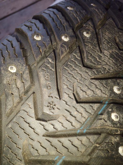 Зима шипи  215/70 r16