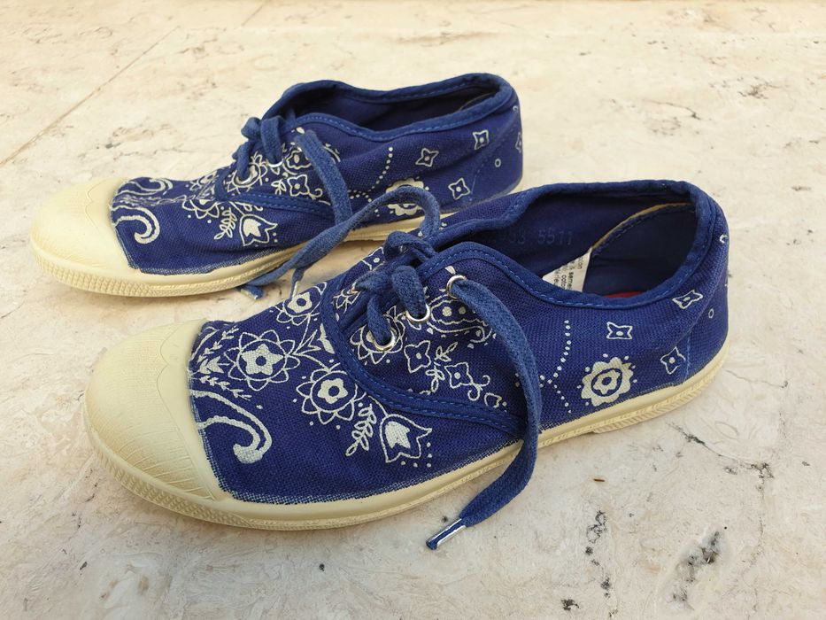 Tenis Bensimon azul com flores