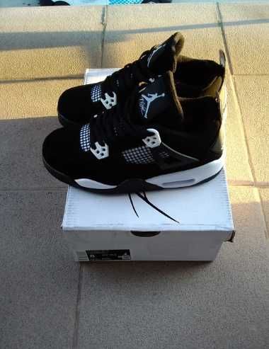 Jordan 4 w czarno-białej kolorystyce  39