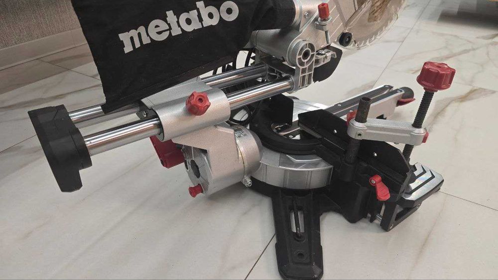 Новая. Торцовочная пила METABO KGS 254 M Метабо. Новая. Включали 1 раз