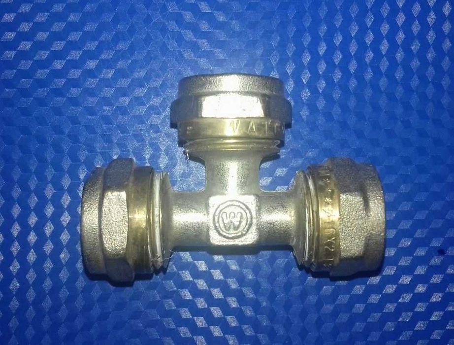 Продам тройник латунный 16х 1/2.