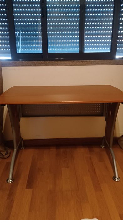 Conjunto de móveis de sala e secretária