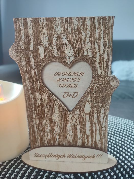 Drewniana, personalizowana statuetka na walentynki