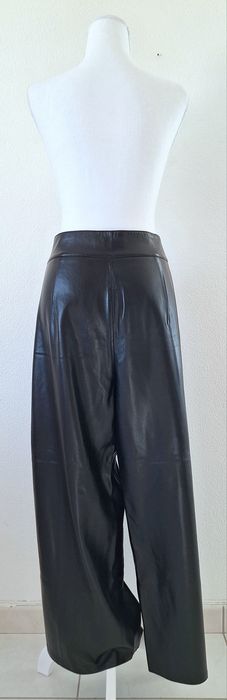 Calça preta (Zara)
