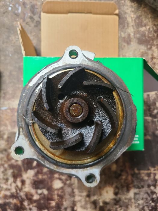 Продам помпу Фольксваген лт 35 2.5  AVR