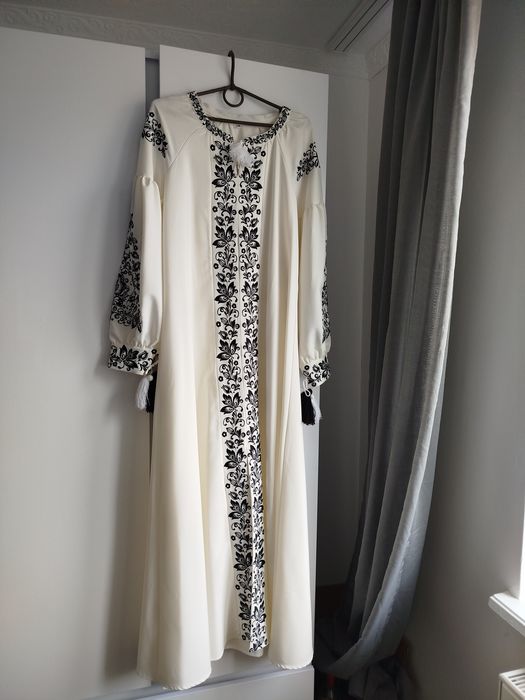 Вишита довга  сукня