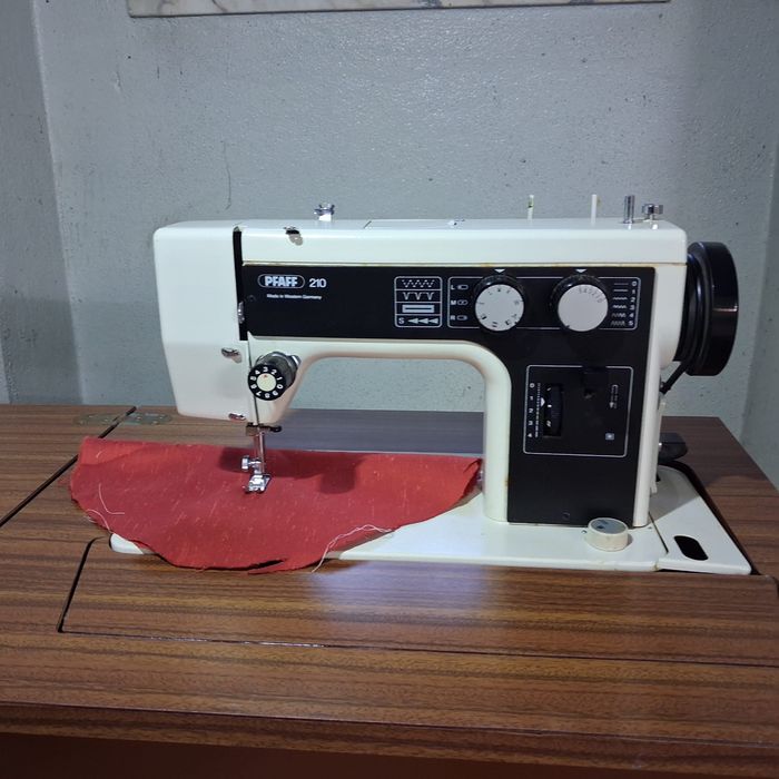 Máquina de Costura Pfaff 210 com Móvel de Madeira