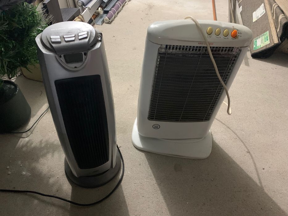 Coleção de cds e vhs , aquecedor. Coluna vertical