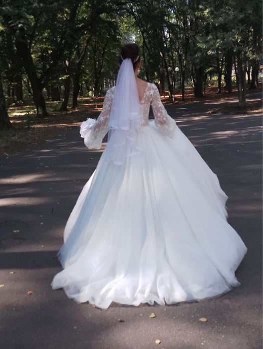 Продаю весільну сукню
