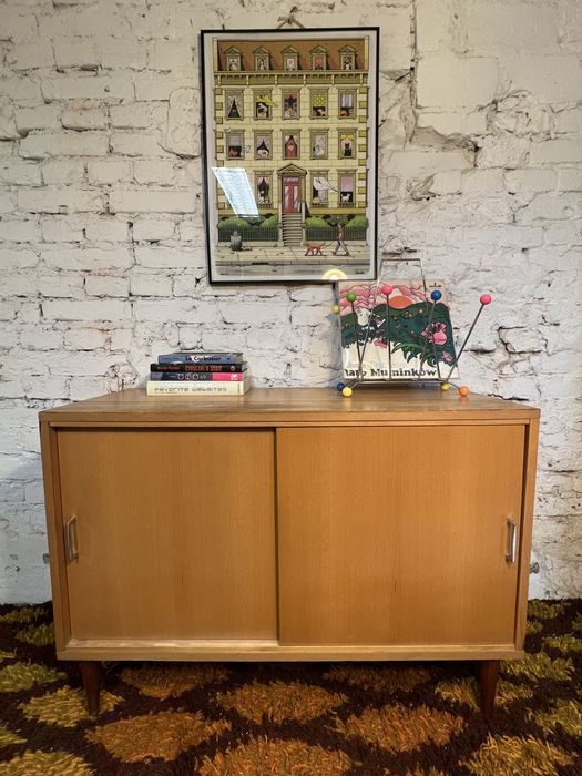 Piekna jasna komoda na toczonych nigach suwane drzwi prl vintage retro