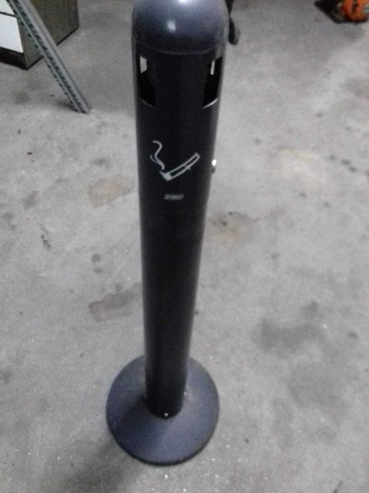 Cinzeiro de pé alto industrial