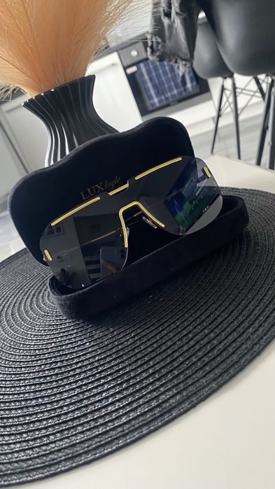 Okulary przeciwsłoneczne czarne szkla złote dodatki