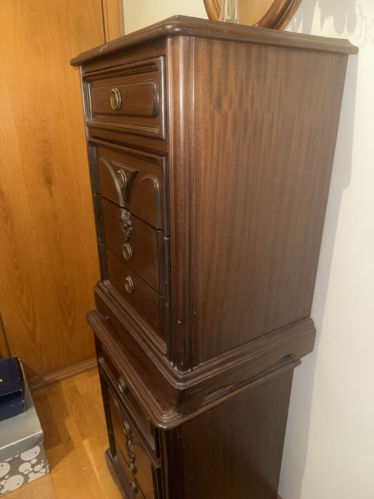 Duas Mesas de Cabeceira de Madeira Antiga