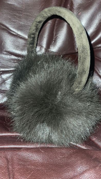 Класні теплі стильні хутряні хакі зелені навушники під песця