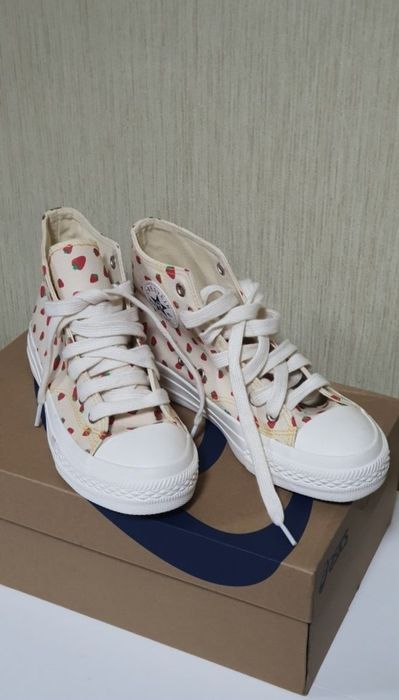 Високі кеди конверси Converse взуття в полуничках