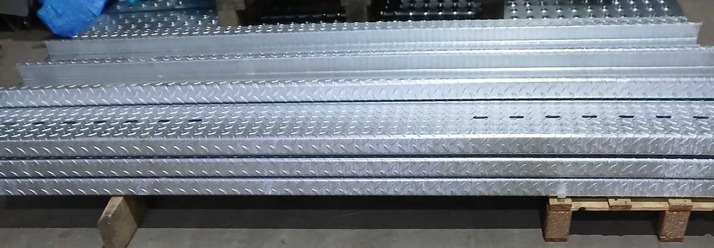 Blacha stal ocynkowana z otworami 4mm - panel do produkcji auto-lawet.