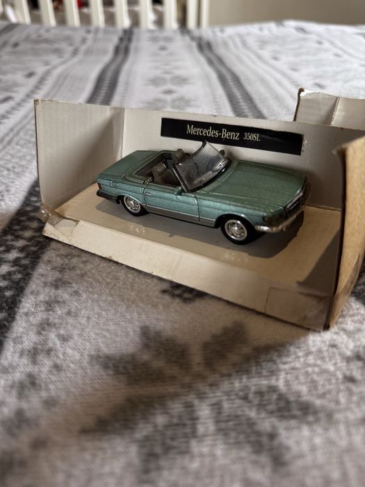 Lote de 2 miniaturas de carros mercedes
