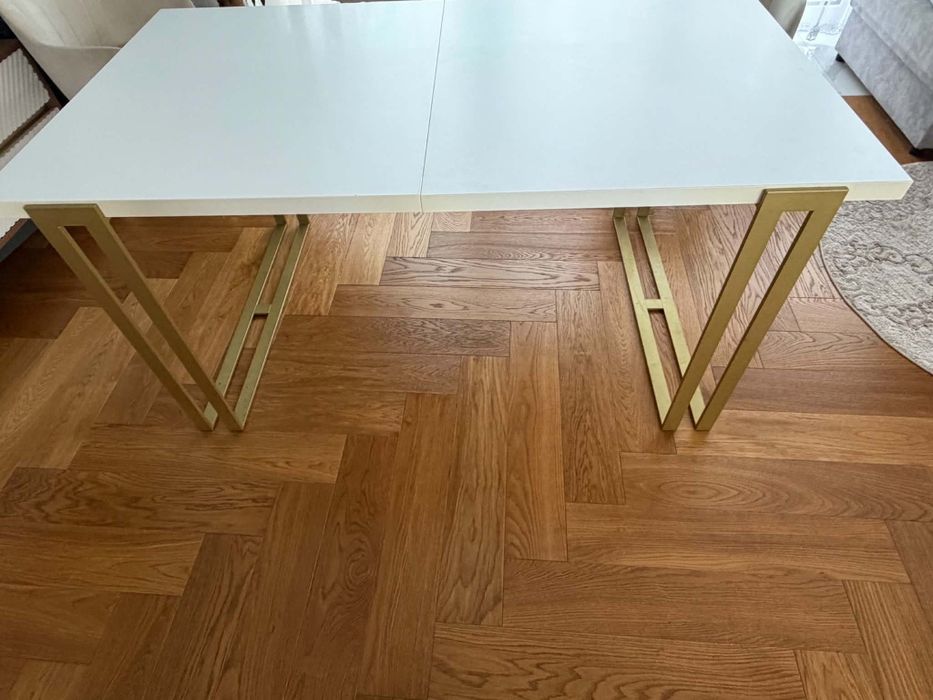 Stół rozkładany ze złotymi nogami