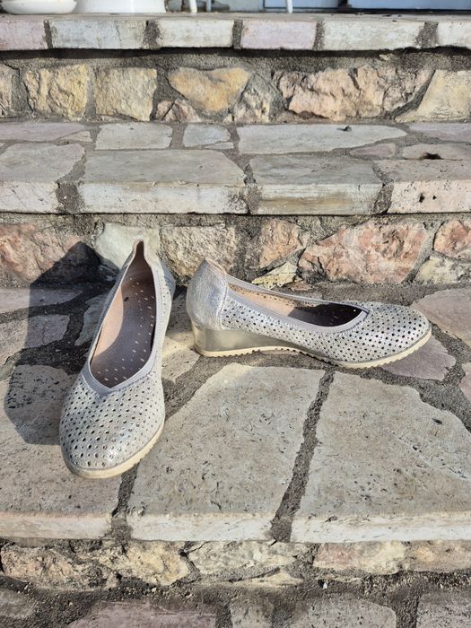 Eleganckie srebrne buty na koturnie 38