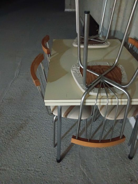 Mesa de cozinha com cadeiras