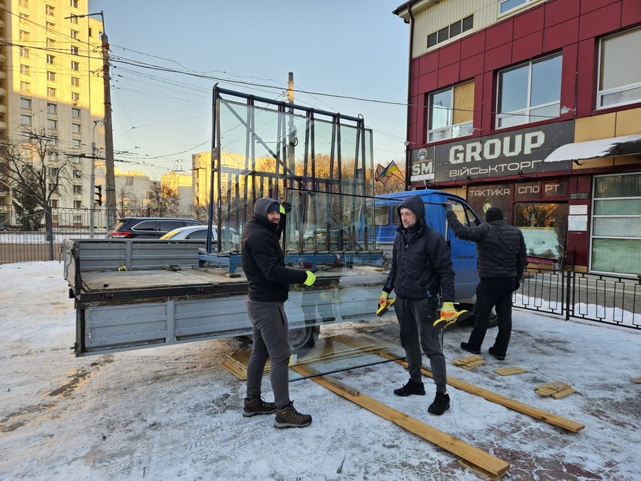 Перевезення Вікон, Скла, Склопакетів — Газель з Пірамідою + Вантажники