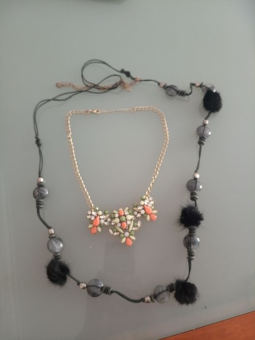2 colares: Vintage art deco statement dourado com pedras e cristais facetados e Colar estilo Boho em tons de cinza e preto
