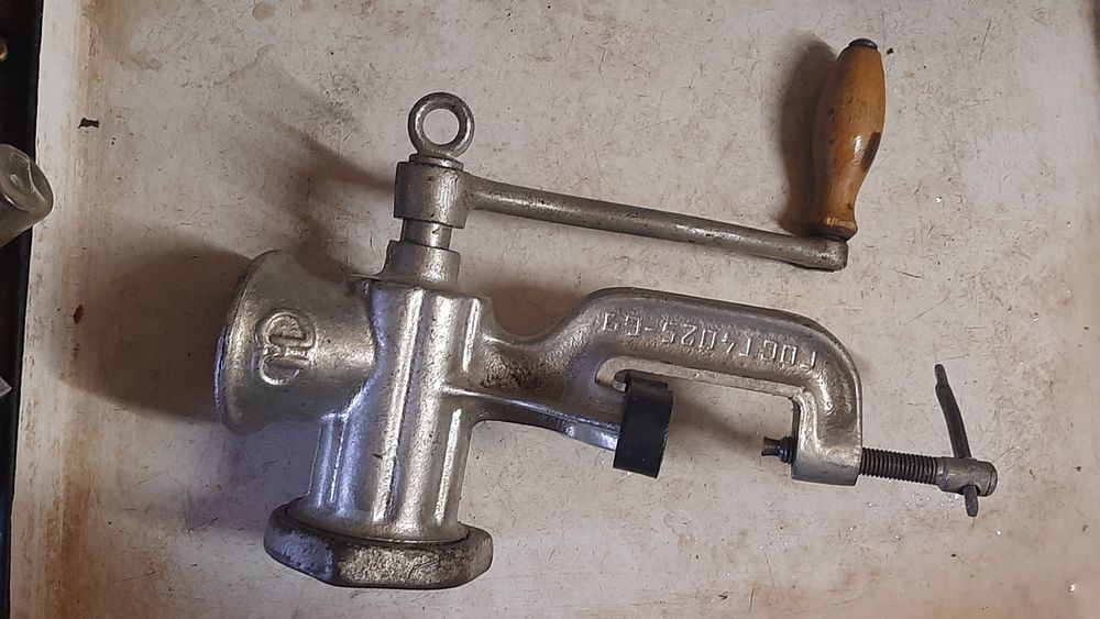 Мясорубка механичнская, ручная.