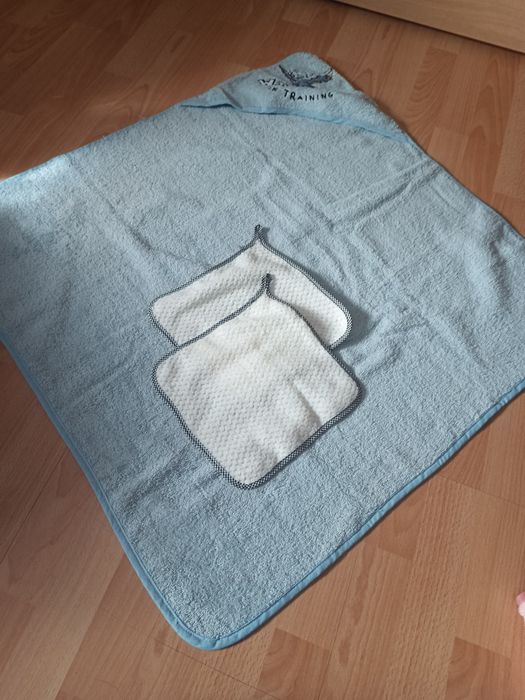 Nowy ręcznik niemowlęcy z kapturkiem + 2 myjki