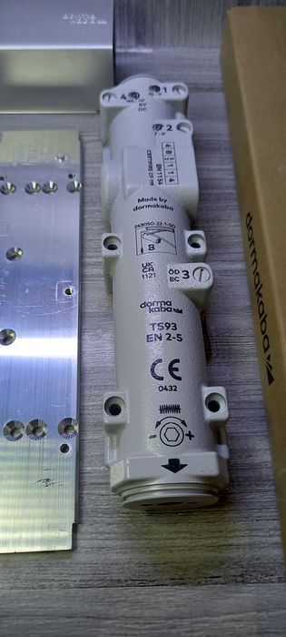 Samozamykacz DORMA TS93B BASIC, z szyną ślizgową EN 2-5