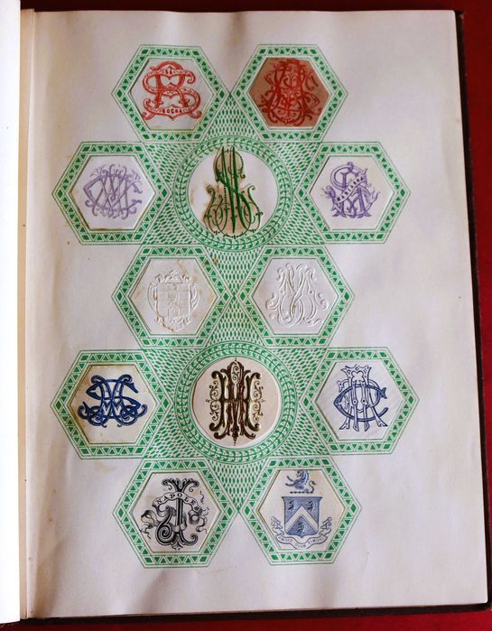Álbum de Brasões e Monogramas com dezenas de peças
