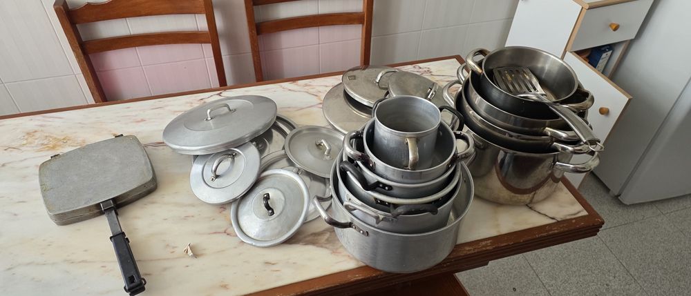 Various Pots and Pans485486034839808000