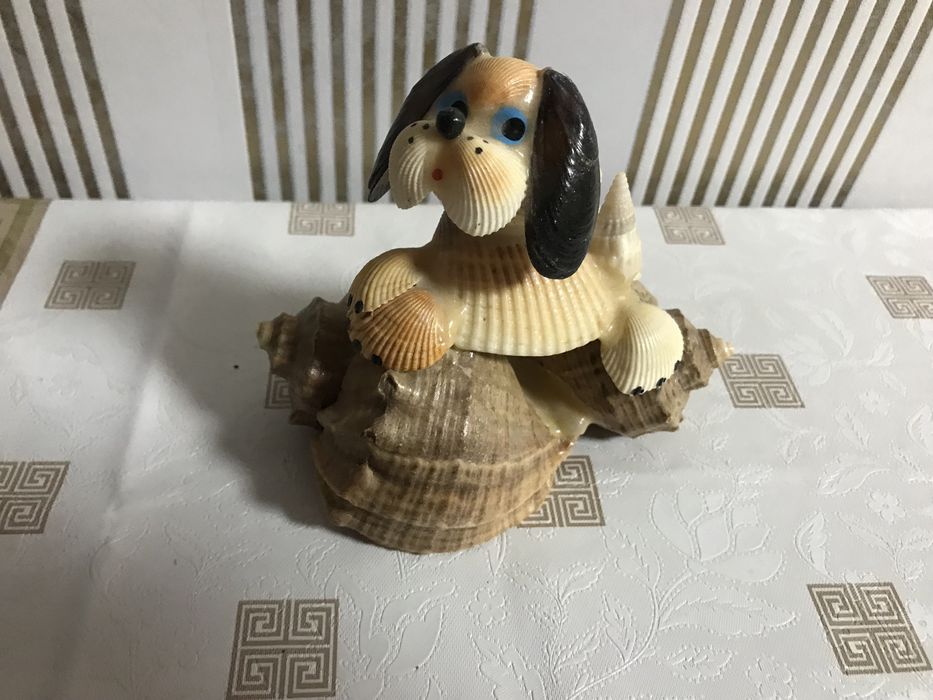 Собака из ракушек