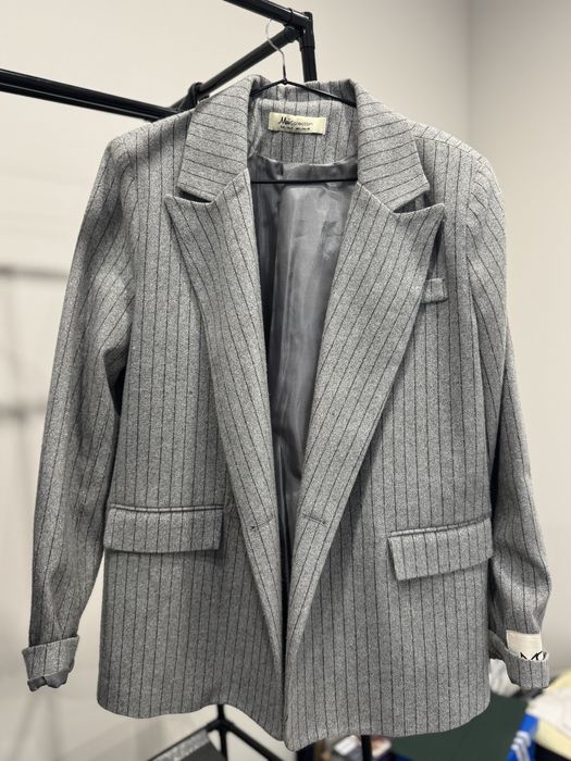Сірий піджак у полоску