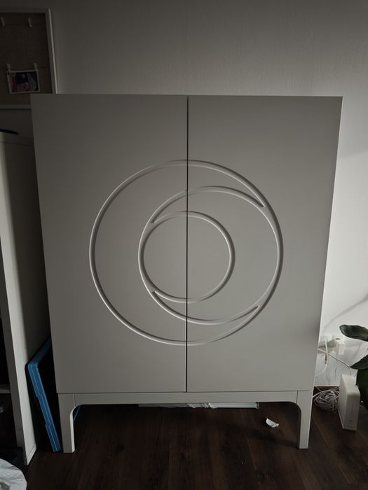 Komoda wysoka biała Sjövik, nie za darmo